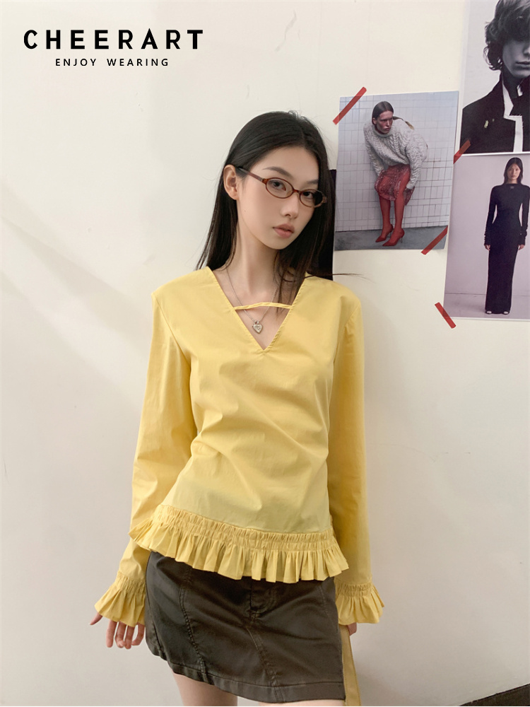 Street Fashion Winter 2025 - เสื้อเชิร์ตแฟชั่นผู้หญิงสีเหลือง แขนยาว แต่งระบาย แขนบาน คอวี รุ่น