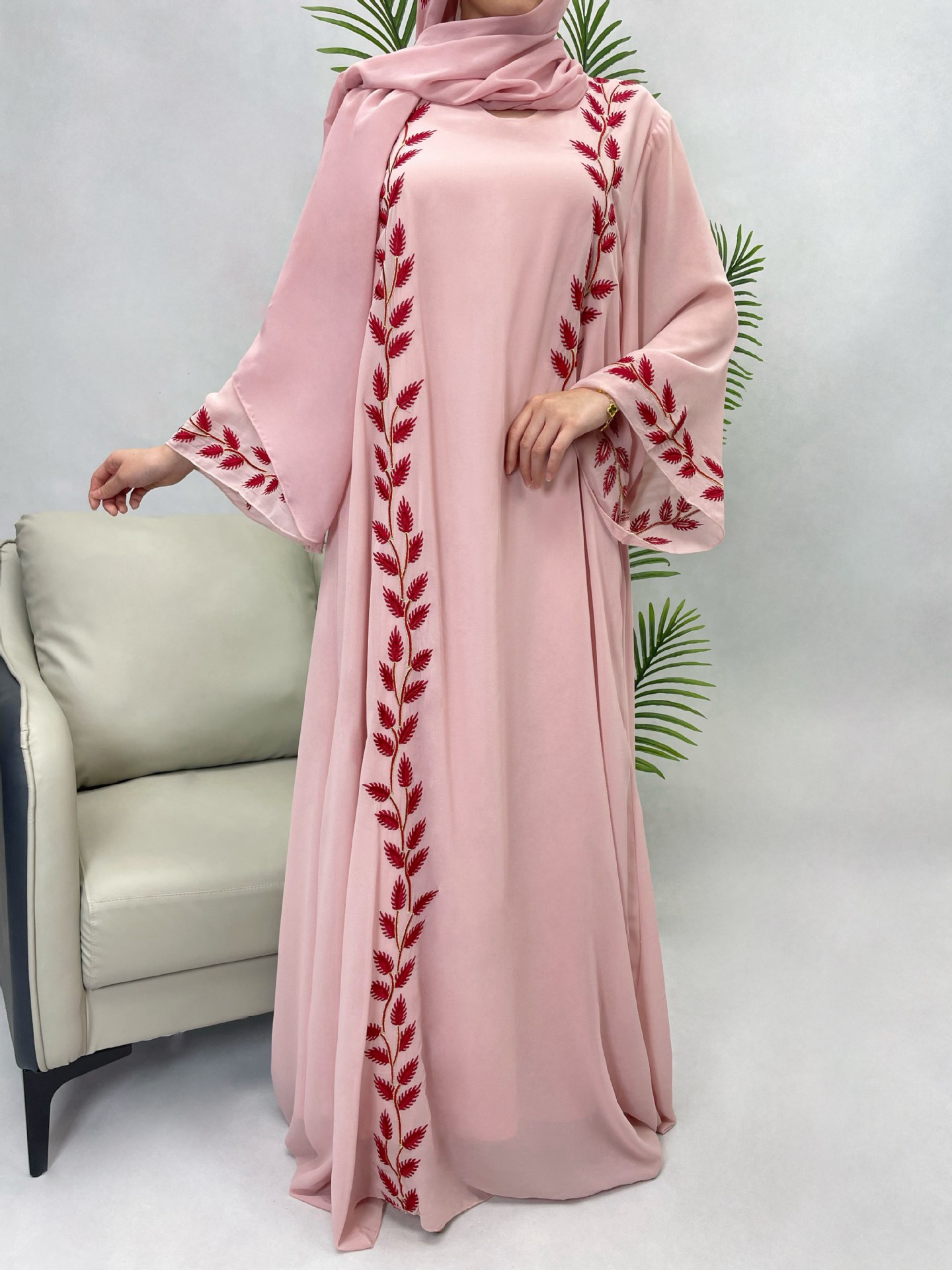 ชุดเดรสยาวผ้าชีฟองสีชมพู คอทรง - Street Fashion Dubai บทวิจารณ์และราคา